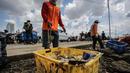 Petugas kebersihan membawa sampah laut di Pelabuhan Kali Adem, Jakarta, Senin (1/1). Banyaknya sampah plastik dibandingkan ikan yang gagal dikelola dengan baik membuat limbah yang mengakibatkan laut tercemar. (Liputan6.com/Faizal Fanani)