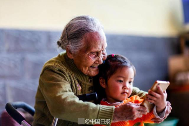 Nenek Li saat mengajarkan tekni fotografi pada cucunya | Photo: Copyright shanghaiist.com