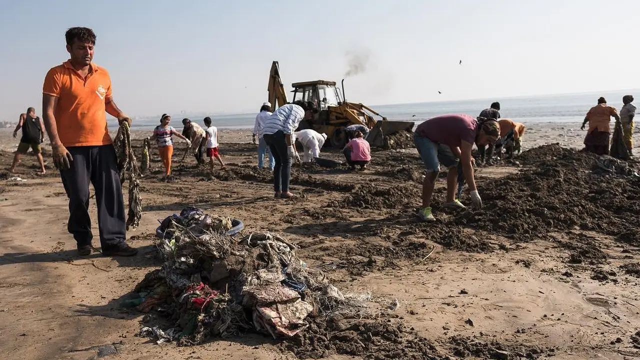 Operasi pembersihan sampah di Pantai Versova (Hamon Nasiri Honarvar/Instagram)