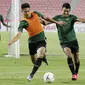 Pemain Timnas Indonesia, Fachruddin Aryanto, berebut bola dengan Dedik Setiawan saat latihan di Stadion Rajamangala, Bangkok, Jumat, (16/11). Latihan ini persiapan jelang laga Piala AFF 2018 melawan Thailand. (Bola.com/M. Iqbal Ichsan)