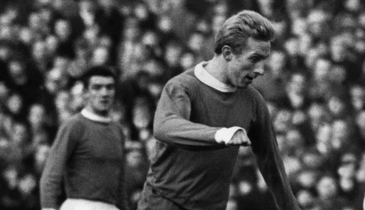 Denis Law. Striker Skotlandia ini adalah eks pemain Manchester City yang memperkuat Manchester United selama 11 musim, mulai 1962/1963 hingga 1972/1973 dengan mencetak 237 gol dari 404 laga. Lepas dari MU ia kembali ke City selama semusim dan pensiun pada akhir 1973/1974. (Foto: AFP/Central Press)
