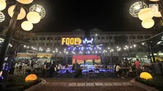 Pengunjung menikmati makanan di area Food Street di Pulau D reklamasi atau Pantai Maju, Jakarta, Selasa (29/1). Ada lebih dari 30 kios di Food Street Pantai Maju yang beroperasi setiap hari pukul 17.00-24.00 WIB tersebut. (Merdeka.com/Iqbal S. Nugroho)