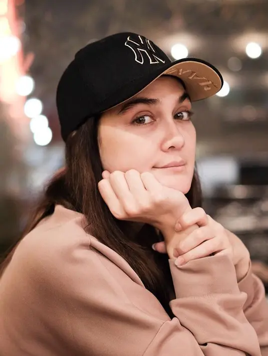 Wajah close up Luna Maya hasil jepretan sahabatnya, Ayu Dewi. (Liputan6.com/Instagram/@lunamaya)
