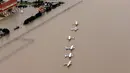 Sejumlah pesawat terbang di bandara dekat Reservoir Addicks terendam banjir yang dipicu Badai Harvey di wilayah Houston, Texas, Selasa (29/8). Badai Harvey mengakibatkan jalanan Kota Houston berubah seperti sungai. (AP Photo/David J. Phillip)