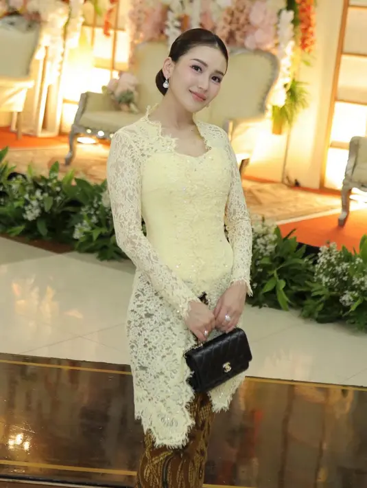 Ayu Ting Ting tampil elegan mengenakan kebaya brokat butter yellow dari desainer @renzilazaurdi. [@ayutingting92]