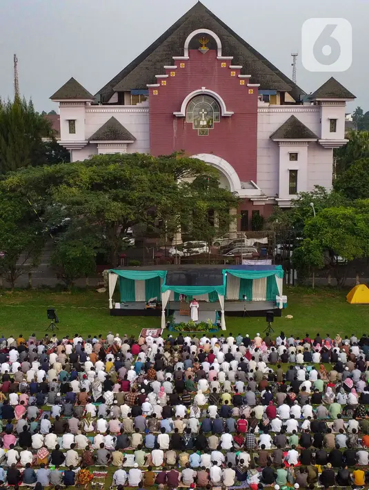 Ini bisa menjadi contoh kebhinnekaan dalam beribadah dengan saling membantu dalam semangat kebersamaan dan menjaga toleransi beribadah. (merdeka.com/Arie Basuki)
