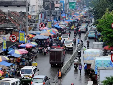 Separuh badan jalan di kawasan Pasar kebayoran lama dikuasai oleh para pedagang kaki lima (PKL) yang menggelar barang dagangannya (Liputan6.com/Andrian M Tunay).