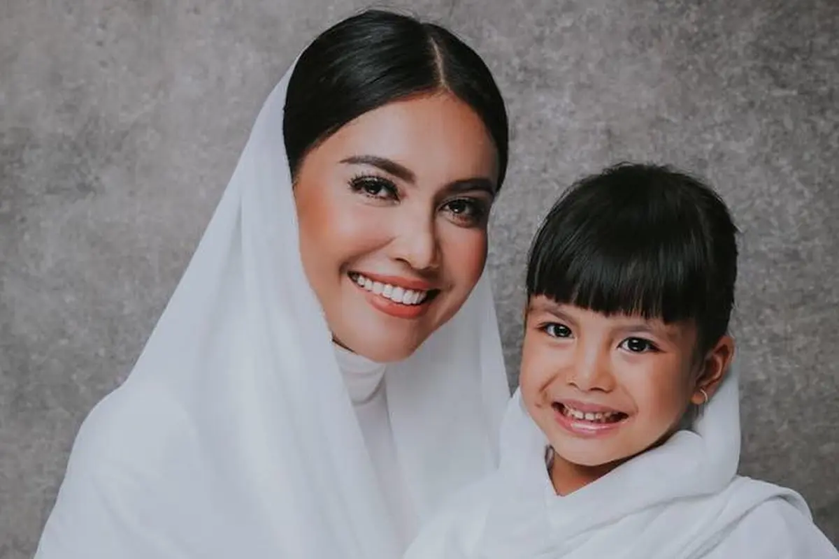 [Bintang] Shakira dan Denada