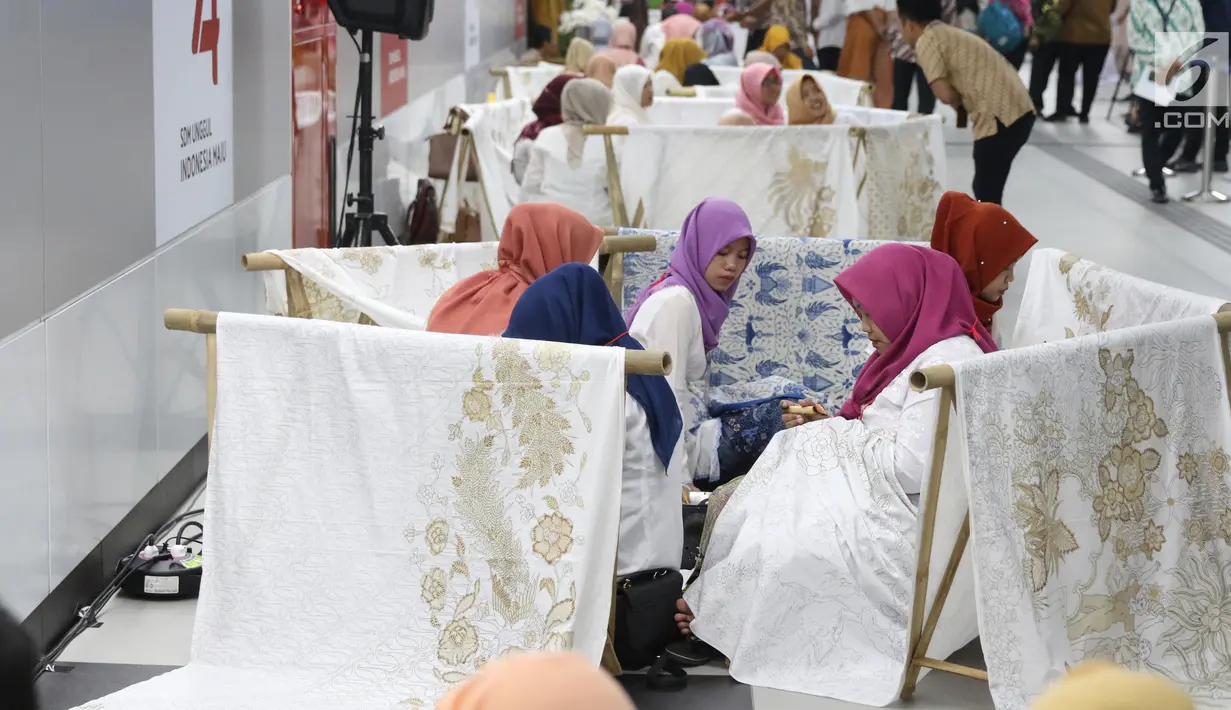 Pengrajin tengah membatik di Stasiun MRT Bundaran HI, Jakarta, Kamis (1/8/2019). Pada acara batik kemerdekaan tersebut para pengrajin membatik pada kain sepanjang 74 meter. Angka 74 disesuaikan dengan usia Republik Indonesia yang akan dirayakan 17 Agustus mendatang. (Liputan6.com/Angga Yuniar)