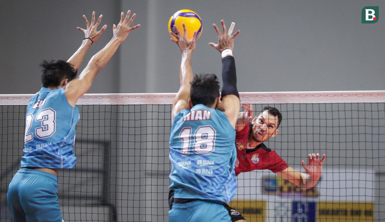 Mereka mampu memimpin dengan skor cukup jauh 13-9 sebelum memperlebarnya menjadi 16-10 saat technical timeout berkat spike Leandro Martins da Silva. (Bola.com/Bagaskara Lazuardi)