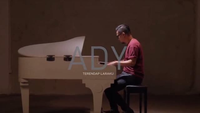 Official Music Video Ady Eks Naff Berjudul Terendap Laraku Showbiz Liputan6 Com