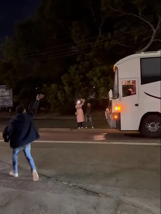 Melihat bus yang ditumpangi idolanya, Desta langsung mengejar melambaikan tangan dan memanggil-mangil. Momen tersebut dibagikan di akun instagramnya. [Instagram/desta80s]