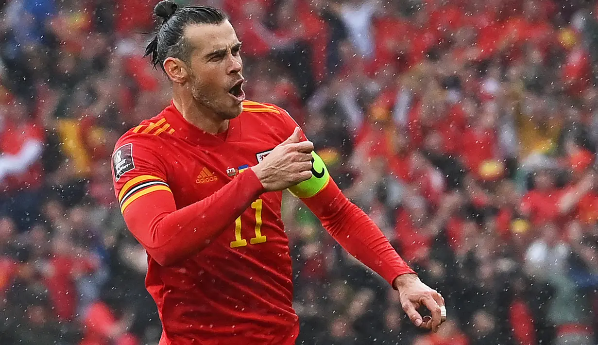Penyerang Wales, Gareth Bale melakukan selebrasi usai pemain Ukraina Andriy Yarmolenko melakukan gol bunuh diri pada pertandingan playoff kualifikasi Piala Dunia di Stadion Cardiff City, Cardiff, Wales, Minggu (5/6/2022). Wales lolos ke Piala Dunia setelah 64 tahun. (AFP Photo/Paul Ellis)