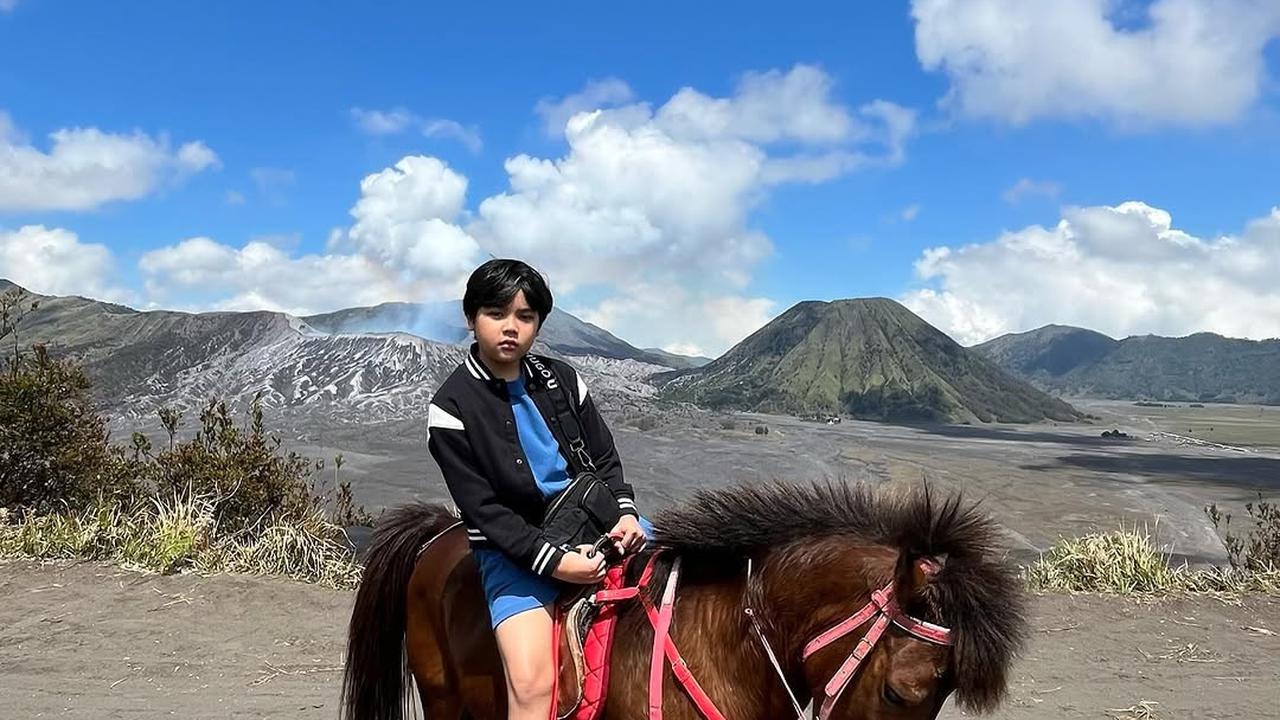 6 Potret Liburan Ahmad Dhani, Mulan Jameela dan Anak di Bromo, Kompak!