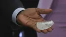 Presiden Botswana Mokgweetsi Masisi memegang berlian permata di Gaborone, ibu kota Botswana, Rabu (16/6/2021). Batu berlian yang diprediksi sebagai yang terbesar ketiga yang pernah ditemukan di dunia kini ditampilkan kepada publik di Botswana, sebuah negara di selatan Afrika. (Monirul Bhuiyan/AFP)