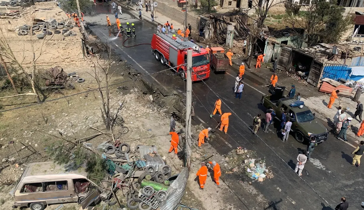 Petugas membersihkan lokasi ledakan di Kabul, Afghanistan, Rabu (9/9/2020). Ledakan itu menargetkan konvoi Wakil Presiden Afghanistan Amrullah Saleh. (AP Photo/Rahmat Gul)