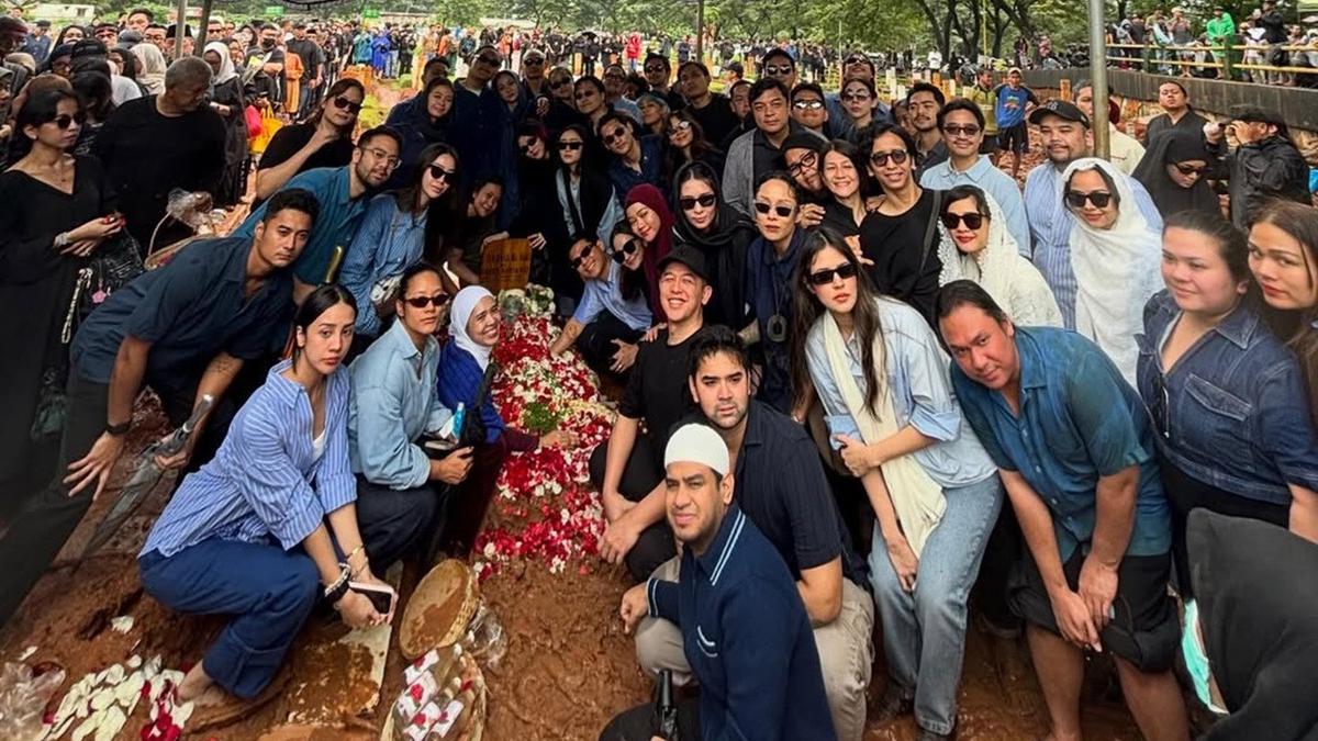 Pemakaman Vidi Aldiano Dihiasi Warna Biru dari Sahabat dan Keluarga, Ternyata Ini Maknanya