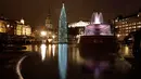 Kolam air mancur memantulkan refleksi pohon natal Norwegia setelah lampunya dinyalakan dalam upacara di Trafalgar Square, London, Kamis (6/12). Pohon cemara itu merupakan pohon natal hadiah tahunan dari kota Oslo kepada rakyat Inggris. (AP/Matt Dunham)
