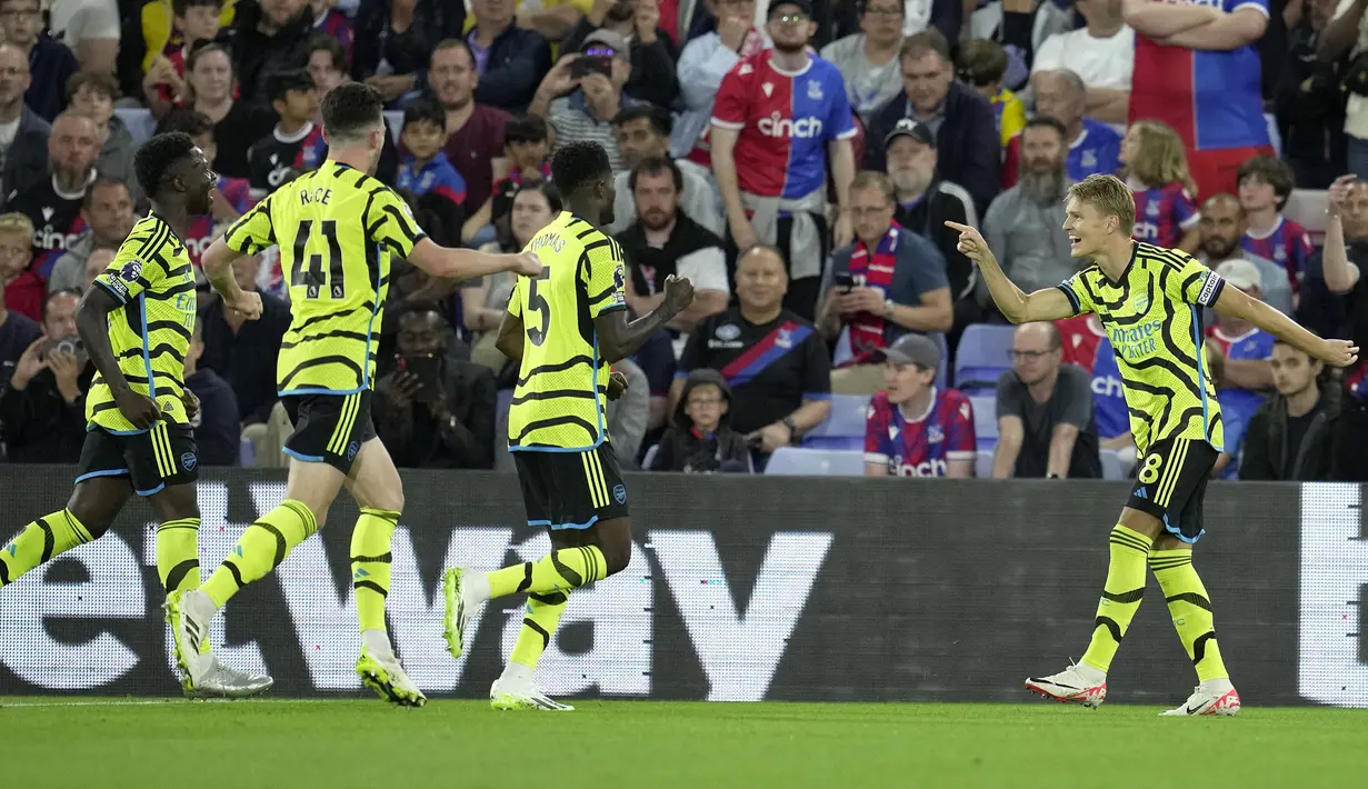 Selebrasi gelandang Arsenal, Martin Odegaard (kanan) setelah mencetak gol melalui eksekusi penalti ke gawang Crystal Palace pada laga pekan kedua Liga Inggris 2023/2024 di Selhurst Park, London (21/8/2023). (AP Photo/Kin Cheung)