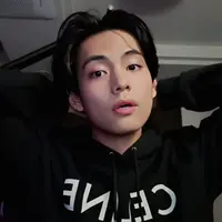 Sambil tersenyum nakal, Taehyung memulai sesi live dengan menjawab apa yang ada di pikiran semua orang, dengan mengatakan, "Aku sudah potong rambut!" (Foto: Weverse Live via Allkpop)