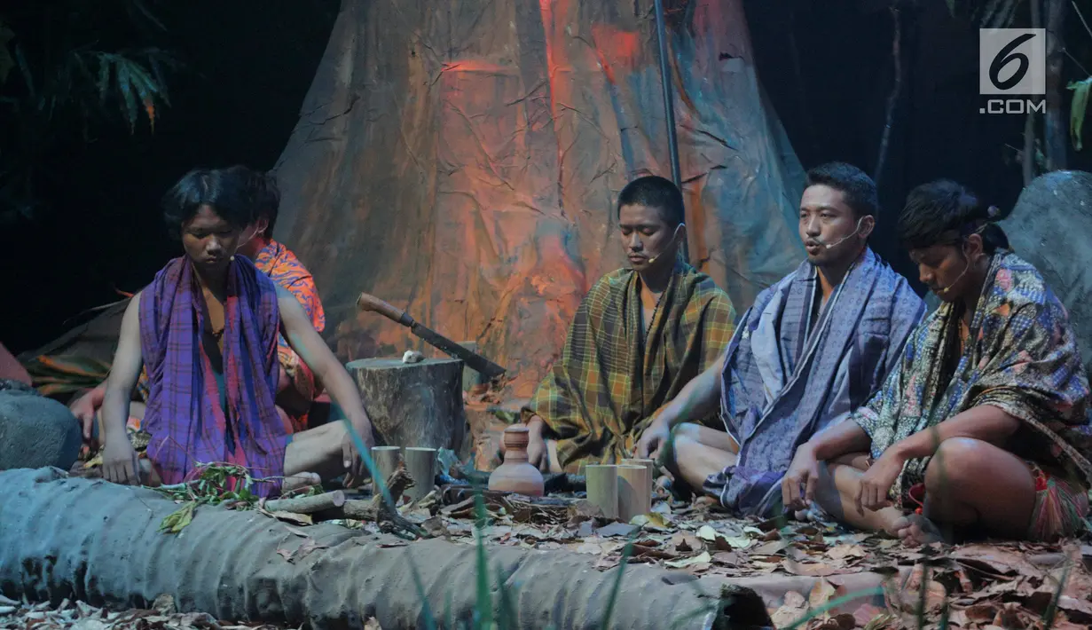 Pelakon memainkan teater bertajuk Beralas Bumi, Beratap Langit di Gedung TVRI, Jakarta, Jumat (27/9/2019). Teater yang digagas Maudy Koesnaedi dan disutradarai Wawan Sofwan menghubungkan orang rimba dengan Tuhan yang tercermin dalam kehidupan mereka. (Liputan6.com/Faizal Fanani)