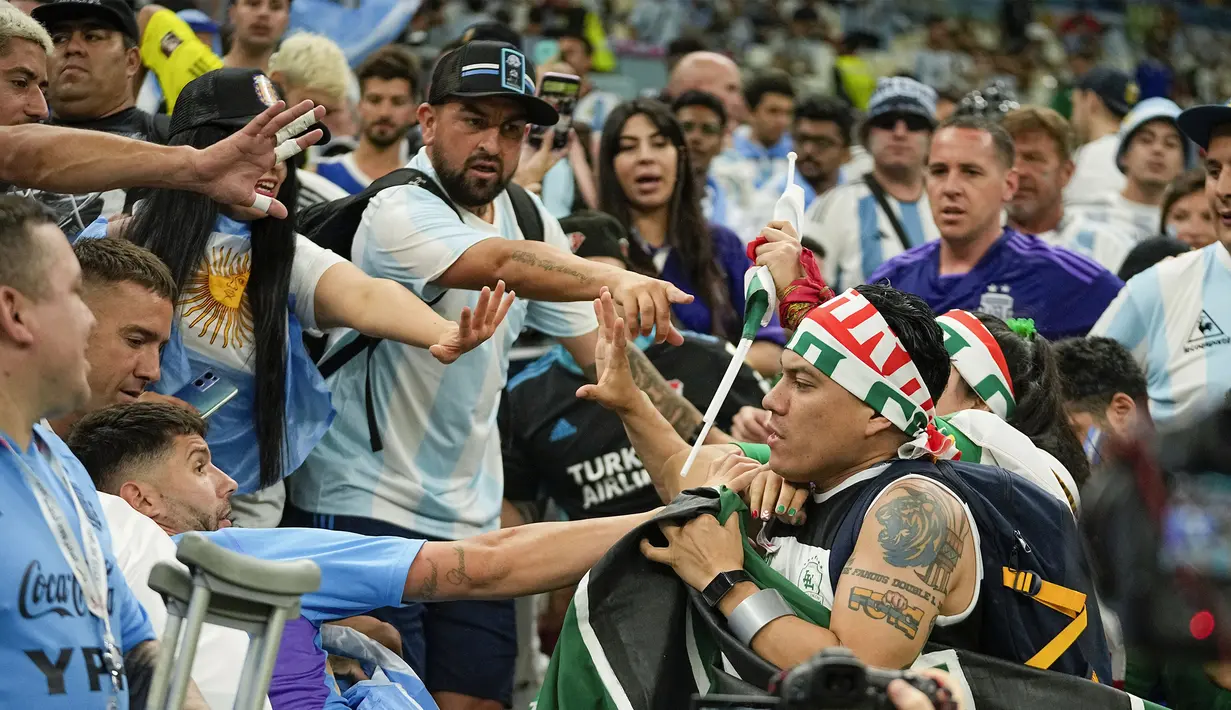 Ketegangan antar suporter terjadi sebelum pertandingan grup C Piala Dunia 2022 antara Argentina melawan Meksiko di Lusail Stadium, Qatar, Sabtu (26/11/2022). (AP Photo/Jorge Saenz)