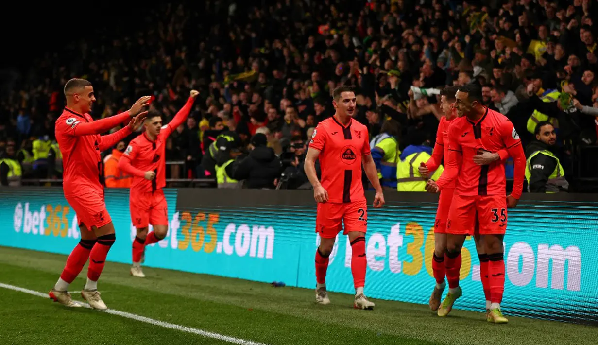 Pemain Norwich City Adam Idah (kanan) merayakan setelah pemain Watford Juraj Kucka (tidak terlihat) mencetak gol bunuh diri pada pertandingan sepak bola Liga Inggris di Vicarage Road Stadium, Watford, Inggris, Sabtu (22/1/2022). Norwich City menang 3-0. (Adrian DENNIS/AFP)