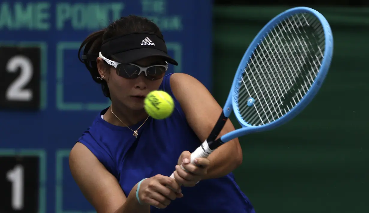 Petenis Indonesia, Beatrice Gumulya, memukul bola pada laga perempat final nomor ganda putri BNI Tennis Open 2019 di lapangan tenis The Sultan Hotel, Jakarta, Rabu (20/11). Ajang ini diharapkan menjadi wadah persiapan atlet menjelang SEA Games 2019. (Bola.com/Yoppy Renato)