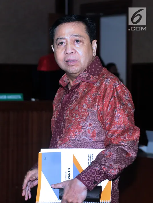 Terdakwa korupsi proyek e-KTP, Setya Novanto disela-sela sidang pembacaan nota pembelaan di Pengadilan Tipikor, Jakarta, Jumat (13/4). Sebelumnya, Setya Novanto dituntut 16 tahun penjara dan denda satu milyar rupiah. (Liputan6.com/Helmi Fithriansyah)