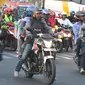 Sejumlah pemudik bermotor melintasi jalur Bekasi Timur, Jawa Barat, Selasa (22/7/2015). Kepadatan arus balik sepeda motor diperkirakan terjadi pada H+4 malam hingga H+5. (Liputan6.com/Herman Zakharia)