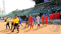 Timnas U19 Indonesia dan Persib Bandung U21 saat memasuki lapangan di stadion Siliwangi Bandung, (25/2/2015). Timnas Timnas U19 Indonesia menang 2-0 atas Persib U21. (Liputan6.com/Faisal R Syam)
