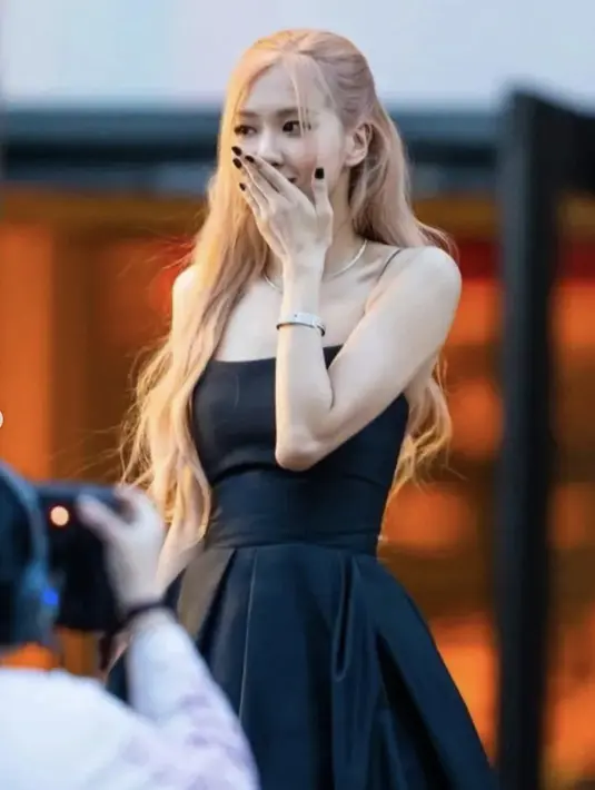 Pada kesempatan ini, Rosé Blackpink mengenakan gaun hitam yang sederhana namun tetap menampilkan kesan mewah.  [Foto: Instagram/ Rosé Blackpink].