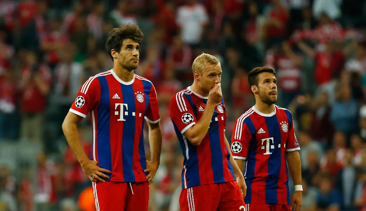 Javi Martinez, Sebastian Rode, Juan Bernat (kiri kanan) terlihat sedih usai timnya gagal maju ke final Liga Champions di Allianz Arena,Jerman (12/5/2015). Muenchen menang 3-2 atas Barcelona di leg kedua semifinal liga Champions. (Reuters/Kai Pfaffenbach)