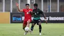 Pemain Timnas Indonesia, Asnawi Mangkualam (kiri) berebut bola dengan pemain Tanzania, Kokola Charles M'mombwa saat laga persahabatan yang berlangsung di Stadion Madya, Senayan, Jakarta, Minggu (02/06/2024). (Bola.com/Abdul Aziz)