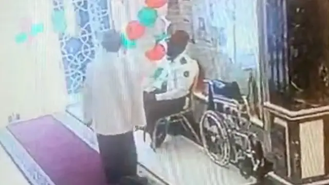 Tangkapan layar CCTV hotel yang  sempat merekam jemaah haji Indonesia yang hilang berjalan ke arah, menjauhi pemondokan. (Istimewa)