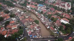 Foto udara suasana Sungai Ciliwung yang diapit pemukiman padat penduduk di kawasan Manggarai, Jakarta, Selasa (7/1/2020). Pemprov DKI Jakarta menyiapkan anggaran Rp 600 miliar untuk pembebasan 118 bidang lahan proyek normalisasi Sungai Ciliwung pada tahun 2020.(Liputan6.com/Immanuel Antonius)