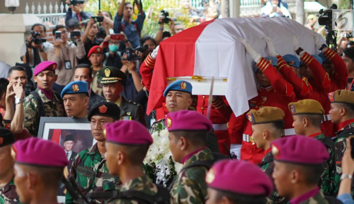 Anggota Pasukan Paspampres membawa jenazah Presiden ke-3 RI Bacharuddin Jusuf Habibie saat prosesi penyerahan jenazah kepada negara di Patra Kuningan, Jakarta, Kamis (12/9/2019). Jenazah BJ Habibie diberangkatkan ke Taman Makam Pahlawan Kalibata untuk dimakamkan. (Liputan6.com/Immanuel Antonius)