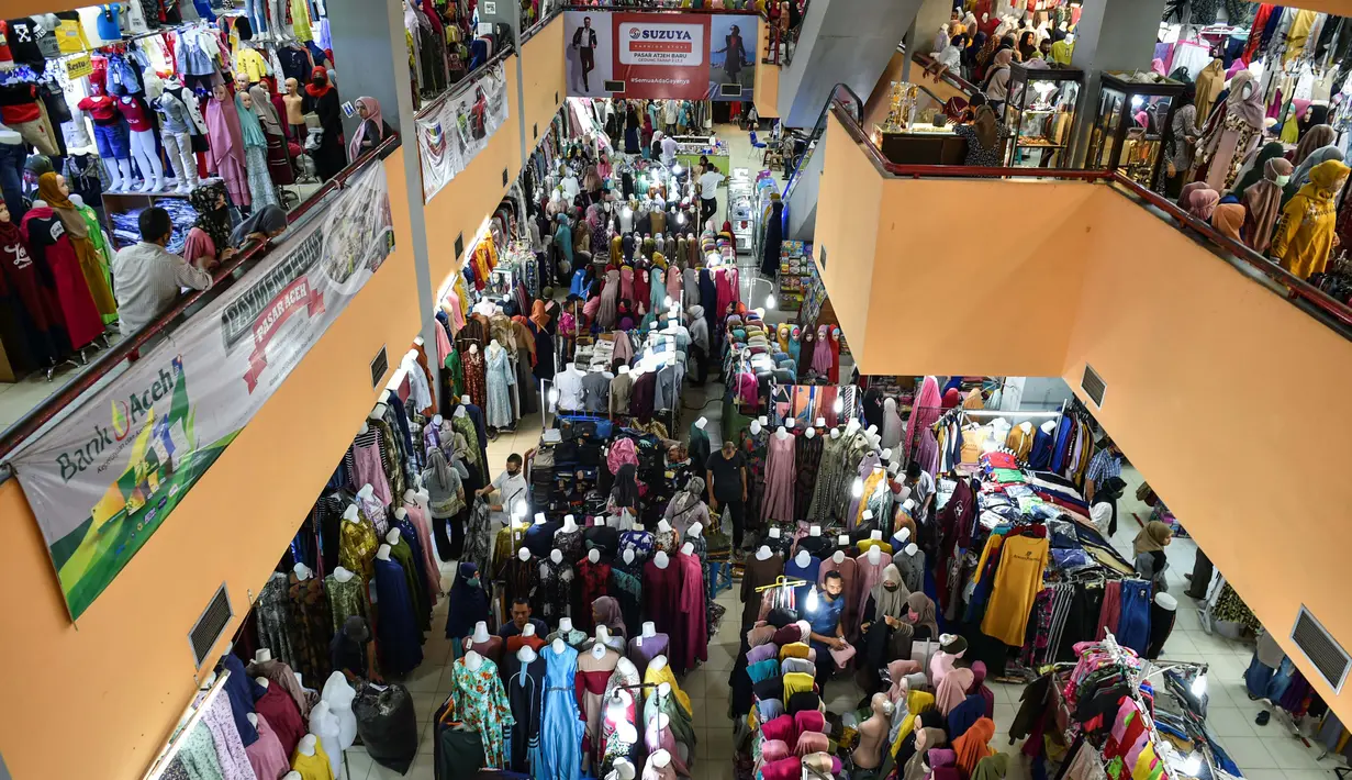 Pengunjung membeli pakaian baru di pusat perbelanjaan menjelang perayaan Idul Fitri di Banda Aceh, Kamis (21/5/2020). Hari Raya Idul Fitri menandai berakhirnya bulan suci Ramadan. (CHAIDEER MAHYUDDIN/AFP)