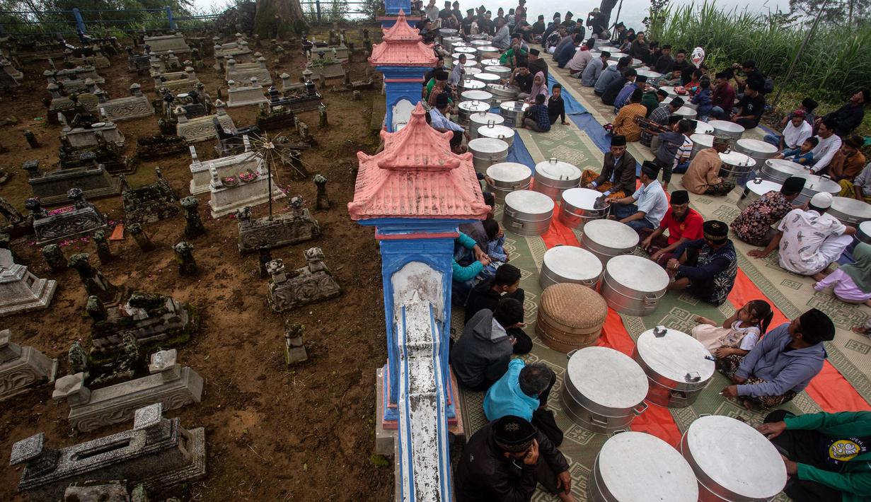 Nyadran merupakan sebuah tradisi yang mengakar kuat dalam kebudayaan masyarakat Jawa ketika orang-orang berkumpul untuk mendoakan para leluhur serta kerabat mereka yang sudah meninggal dunia sebelum memasuki bulan suci Ramadan. (DEVI RAHMAN/AFP)