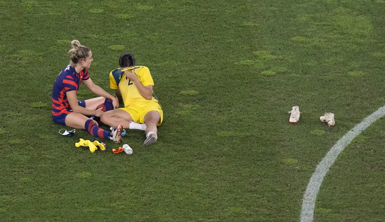 Atlet Amerika Serikat Kristie Mewis (kiri) berhadapan dengan atlet Australia Sam Kerr pada akhir pertandingan sepak bola medali perunggu putri Olimpiade Tokyo 2020 di Kashima, Jepang, 5 Agustus 2021. Amerika Serikat menang 4-3. (AP Photo/Kiichiro Sato)