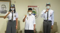 Paskibra Sulbar, Arya Maulana Mulya dan Christina, bersama Gubernur Sulawesi Barat Ali Baal Masdar. (Liputan6.com/Abdul Rajab Umar)