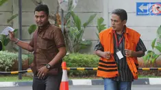 Plh Kadis PU Kota Pasuruan Dwi Fitri Nurcahyo (kanan) tiba di Gedung KPK, Jakarta, Jumat (16/11). Dwi akan menjalani pemeriksaan lanjutan oleh penyidik KPK. (Merdeka.com/Dwi Narwoko)