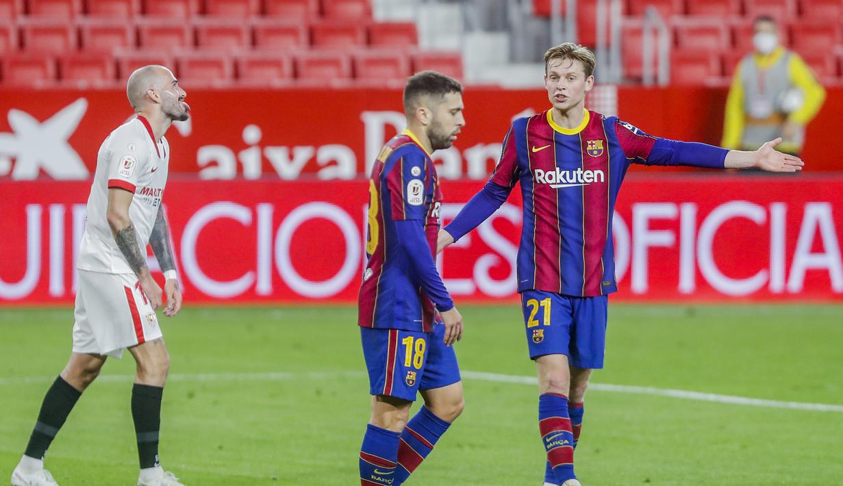 Gelandang Barcelona, Frenkie de Jong, saat ditaklukkan Sevilla pada laga leg pertama semifinal Copa del Rey di Estadio Ramon Sanchez Pizjuan, Kamis (11/2/2021). Barcelona tumbang dengan skor 2-0. (AP/Angel Fernandez)