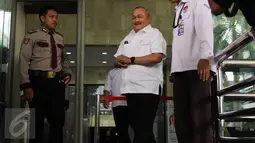 Alex Noerdin berjalan keluar gedung KPK usai menjalani pemeriksaan, Jakarta, Selasa (1/3/2016). Alex diperiksa sebagai saksi kasus dugaan korupsi Wisma Atlet SEA Games Jakabaring dan Gedung Serbaguna Pemprov Sumsel 2011. (Liputan6.com/Helmi Afandi)