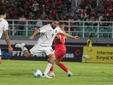 Pemain Timnas Indonesia U-23, Jens Raven berusaha mencetak gol ke gawang Laos dalam laga Grup J Kualifikasi Piala Asia U-23 2026 di Stadion Gelora Delta, Sidoarjo, Jawa Timur, Rabu (03/09/2025). (Bola.com/Wahyu Pratama)