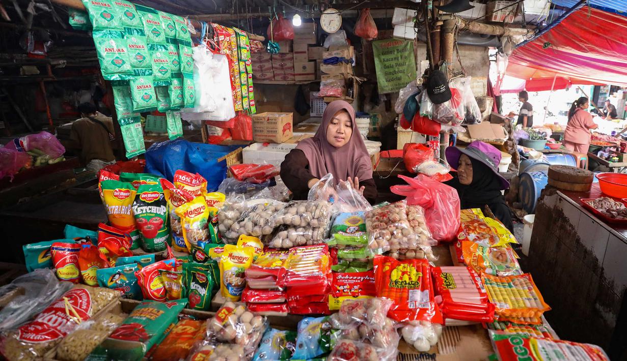 Selain itu, harga Bahan Bakkar Minyak (BBM) dan tarif angkutan antarkota juga turut memberi tekanan inflasi. Tampak dalam foto, aktivitas pedagang dan pembeli di pasar tradisional di Palmerah Jakarta, Jumat (3/4/2026). (merdeka.com/Arie Basuki)