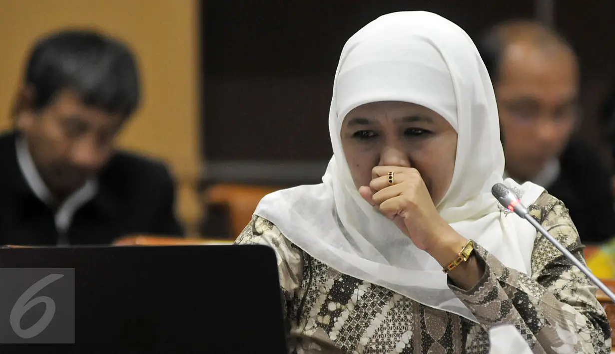 Menteri Sosial Khofifah Indar Parawansa saat raker dengan Komisi VIII DPR di Jakarta, (16/2). Raker juga membahas tindak lanjut Hasil temuan BPK Semester I Tahun 2015 dan isu-isu terkini terkait Kementerian Sosial. (Liputan6.com/Johan Tallo)