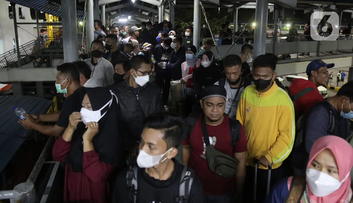 <p>Sejumlah pemudik pejalan kaki antre menunggu giliran masuk ke kapal "Roll on-Roll off" (RoRo) untuk menyeberang di Pelabuhan Merak, Banten, Jumat (29/4/2022) dini hari. Berdasarkan data yang dirilis ASDP Cabang Merak, hingga pukul 20.00 WIB, Rabu, 28 April 2022, jumlah penumpang yang menyeberang dari Pelabuhan Merak ada 261.741 orang. (Liputan6.com/Angga Yuniar)</p>