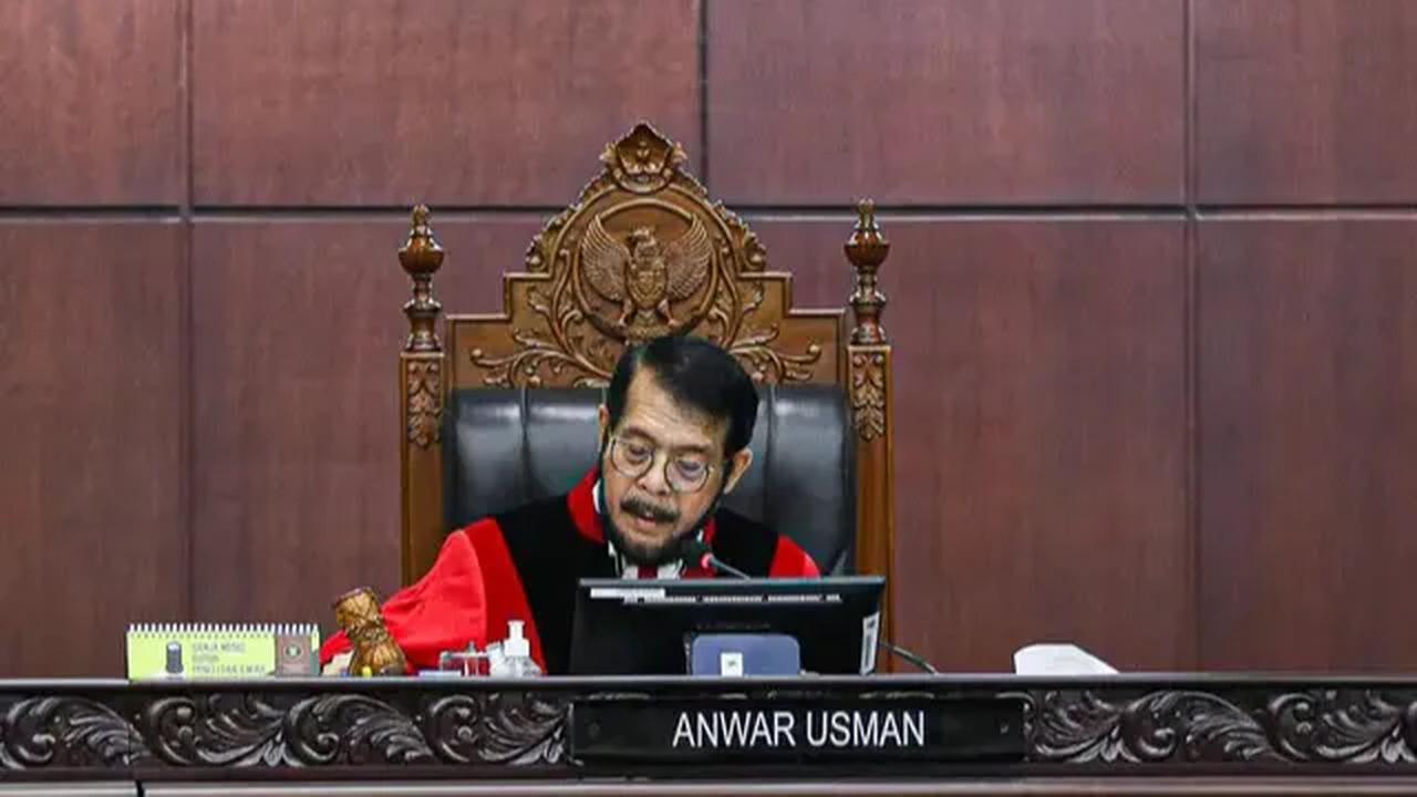<b>- Berikut perkara yang ditolak MK terkait usia capres-cawapres:&nbsp;&nbsp;</b>