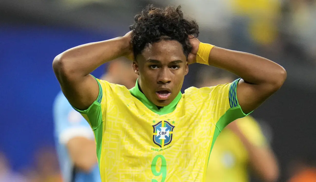 Pemain Brasil, Endrick terlihat kecewa setelah timnya kalah dari Uruguay pada laga perempat final Copa America 2024 di Allegiant Stadium, Las Vegas, Nevada, Minggu (07/07/2024) WIB. (AP Photo/Julio Cortez)